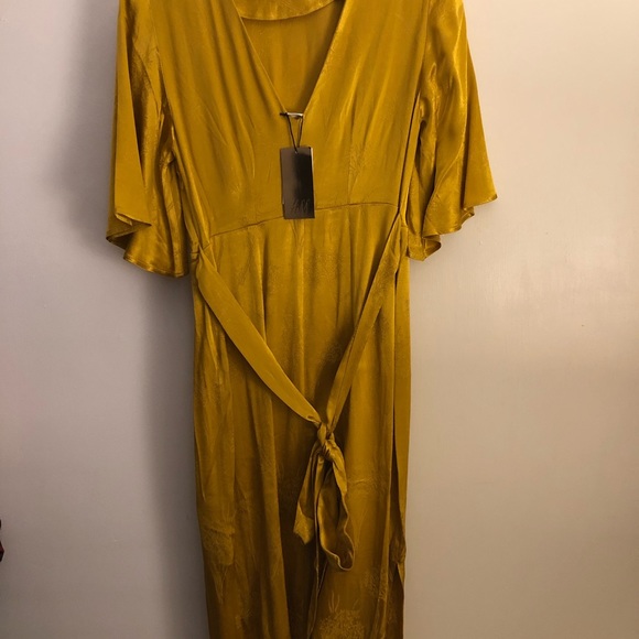 Stunning gold dress - Picture 2 of 4